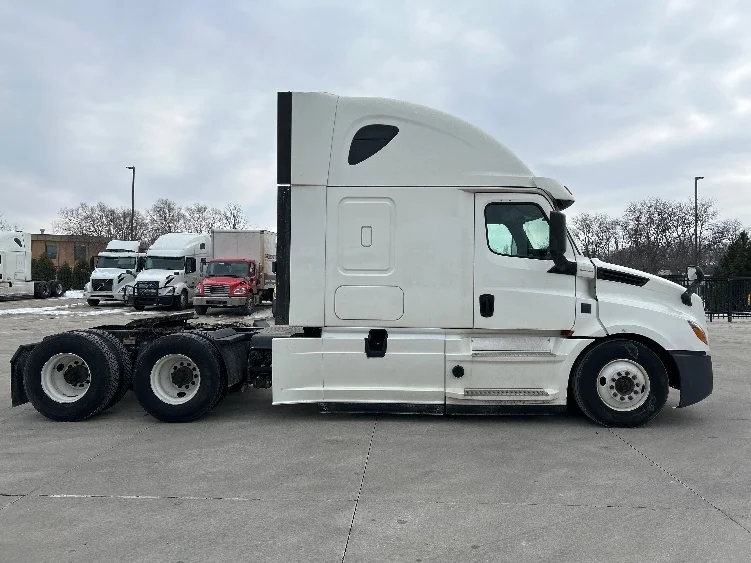 2020 Freightliner Cascadia - image 8