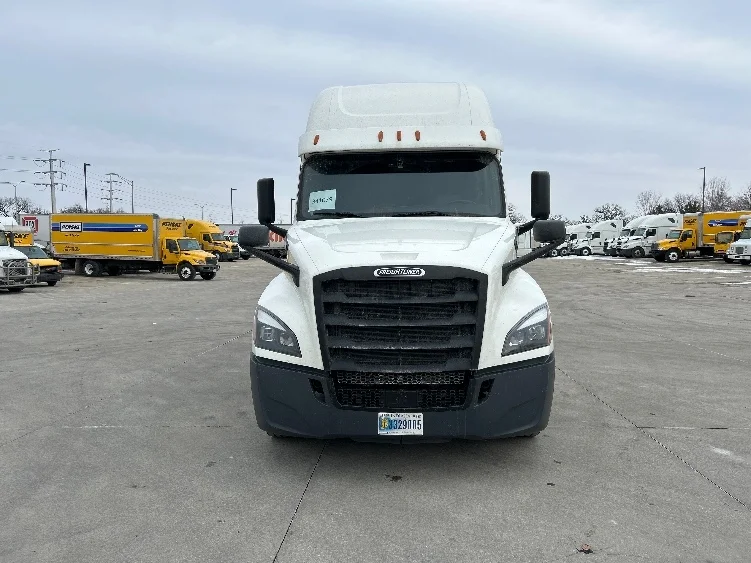 2020 Freightliner Cascadia - image 2