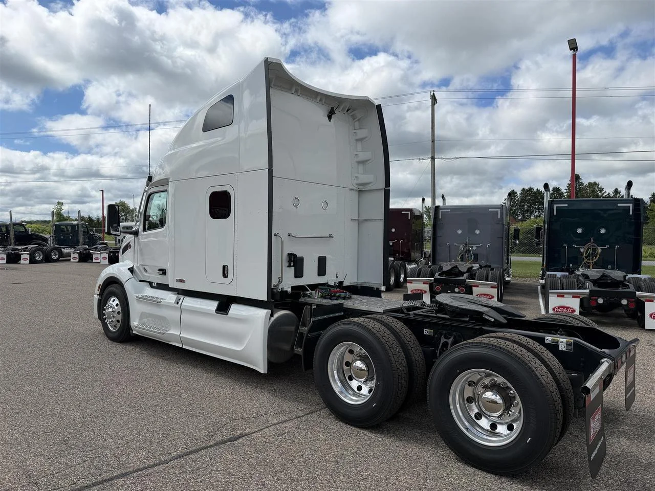 2027 Peterbilt 579 in Eau Claire, WI — photo 2