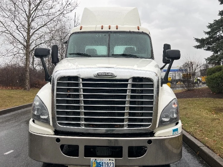 2019 Freightliner Cascadia in Montgomery, NY — photo 2