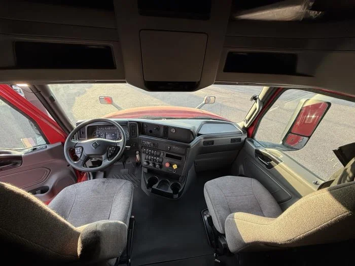 2022 International LT - image 17