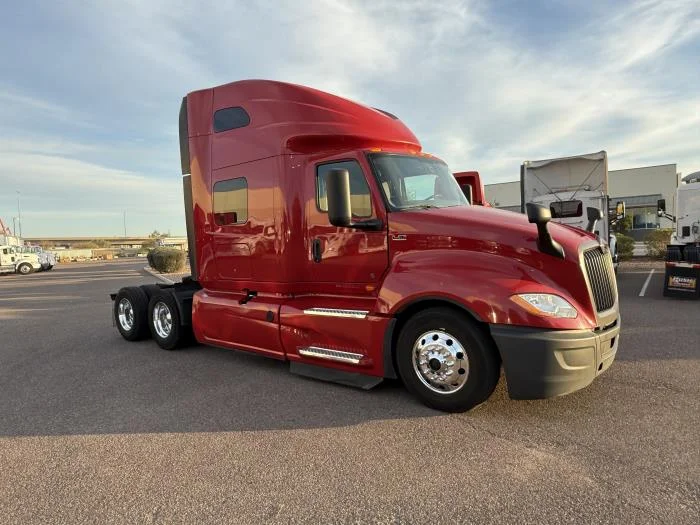2022 International LT - image 8