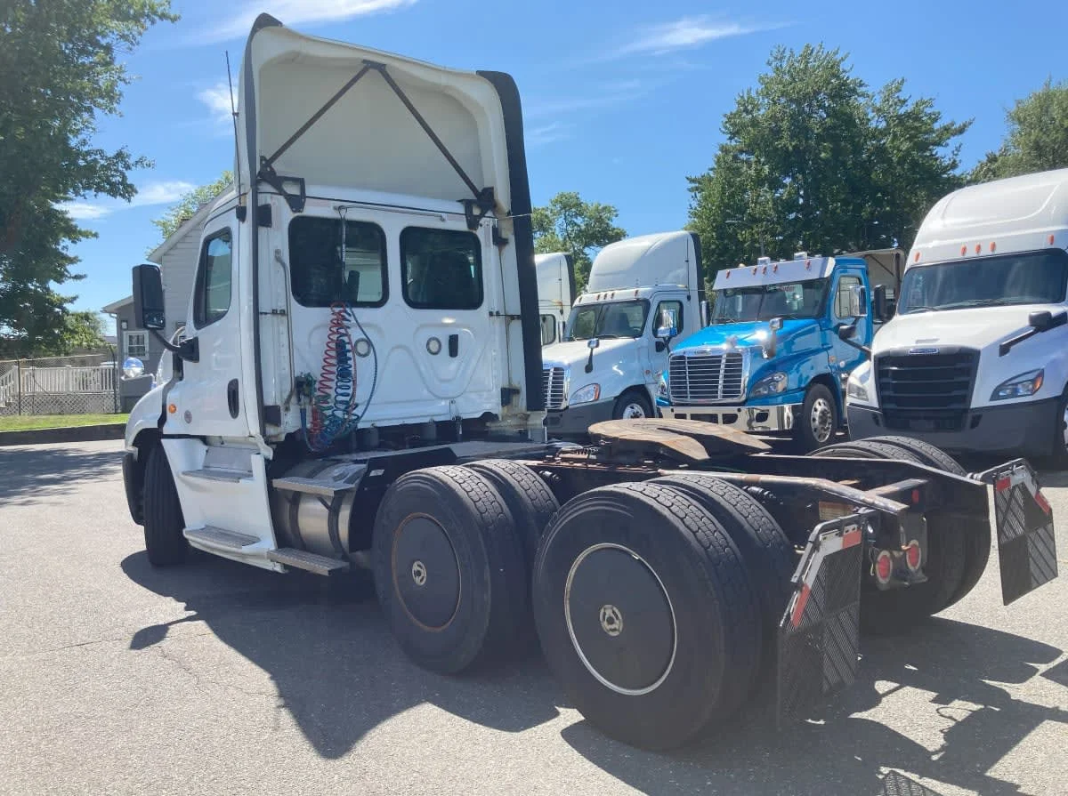 2020 Freightliner Cascadia in Springfield, MA — photo 7