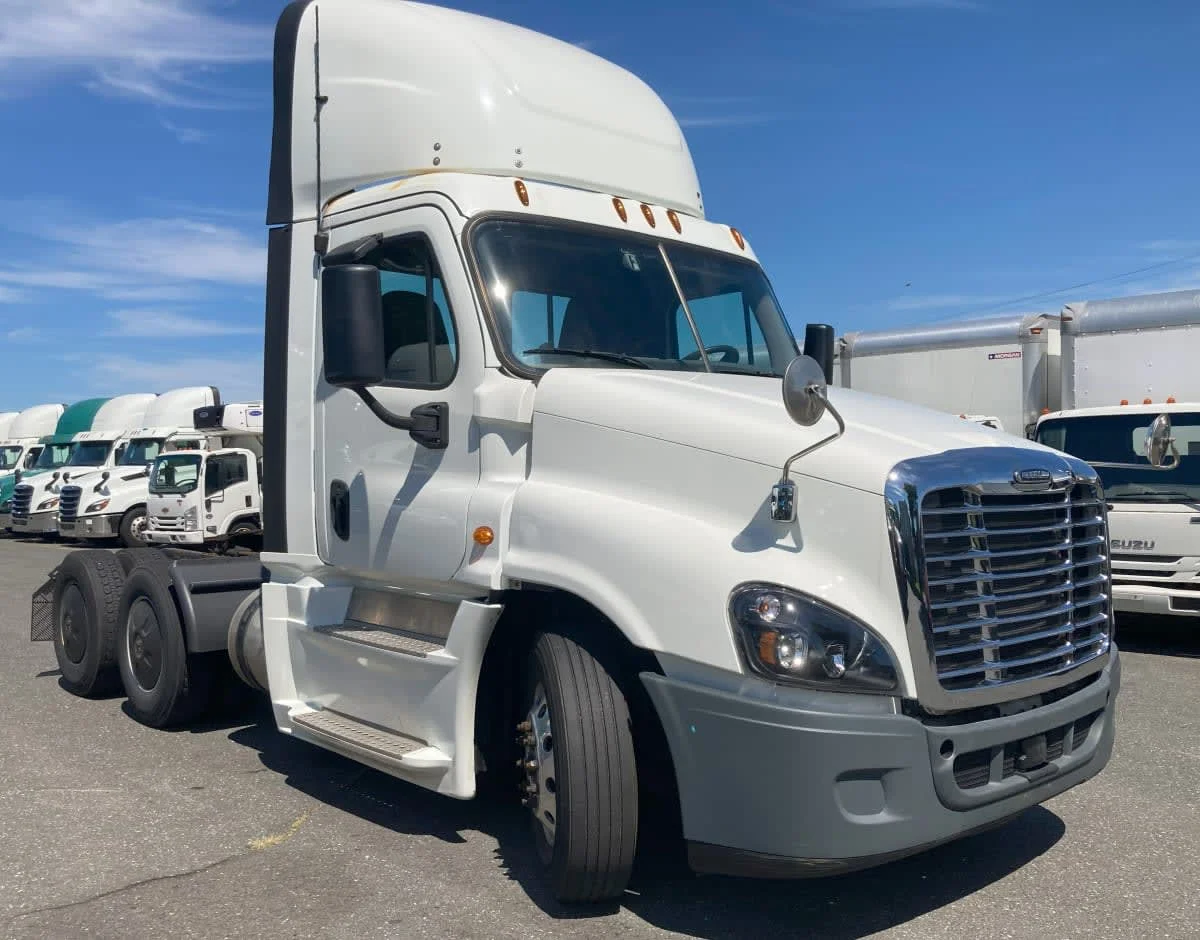 2020 Freightliner Cascadia in Springfield, MA — photo 3