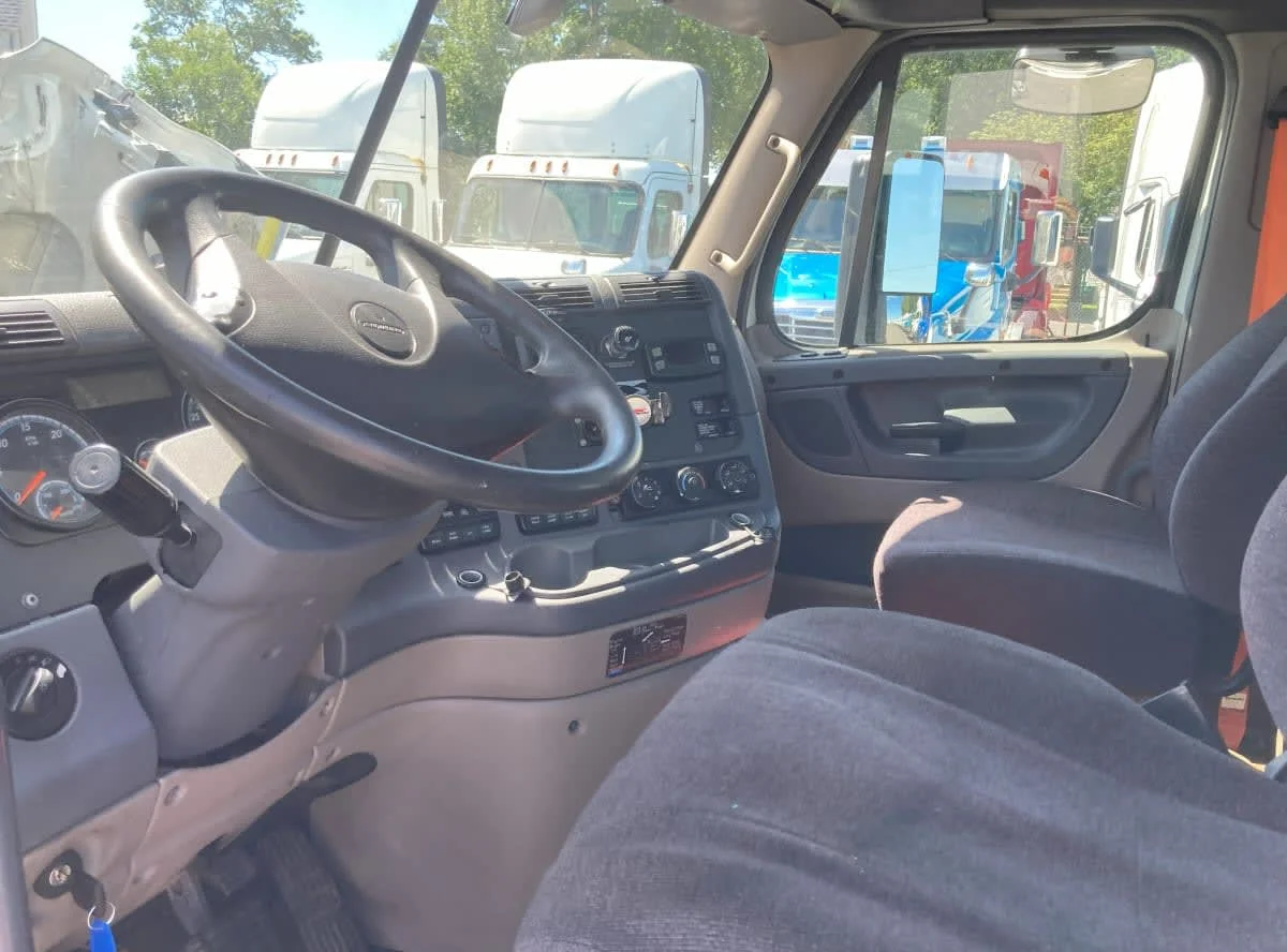 2020 Freightliner Cascadia in Springfield, MA — photo 10