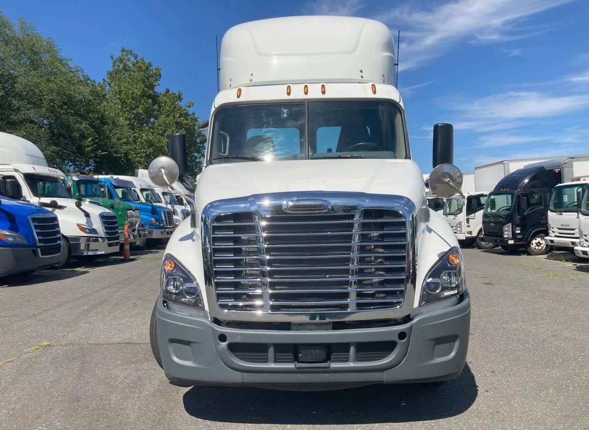 2020 Freightliner Cascadia in Springfield, MA — photo 2