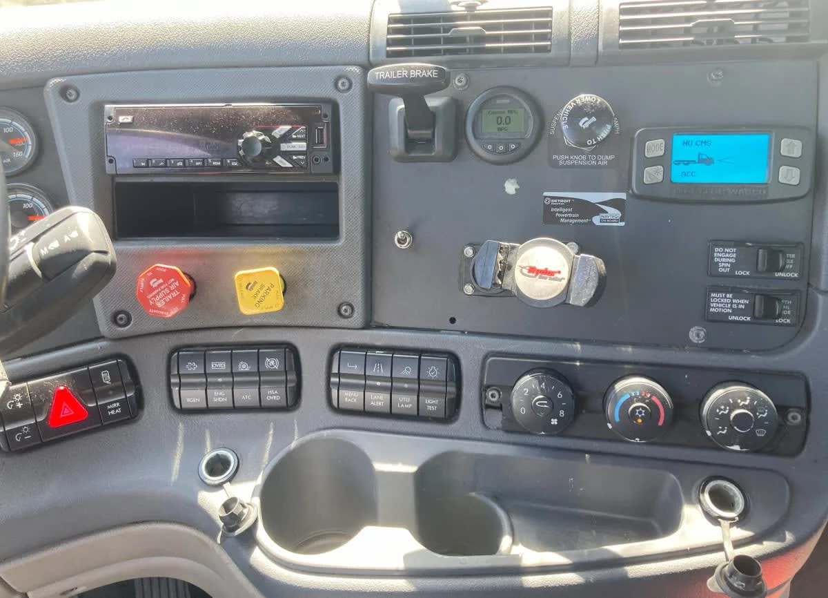 2020 Freightliner Cascadia in Springfield, MA — photo 12
