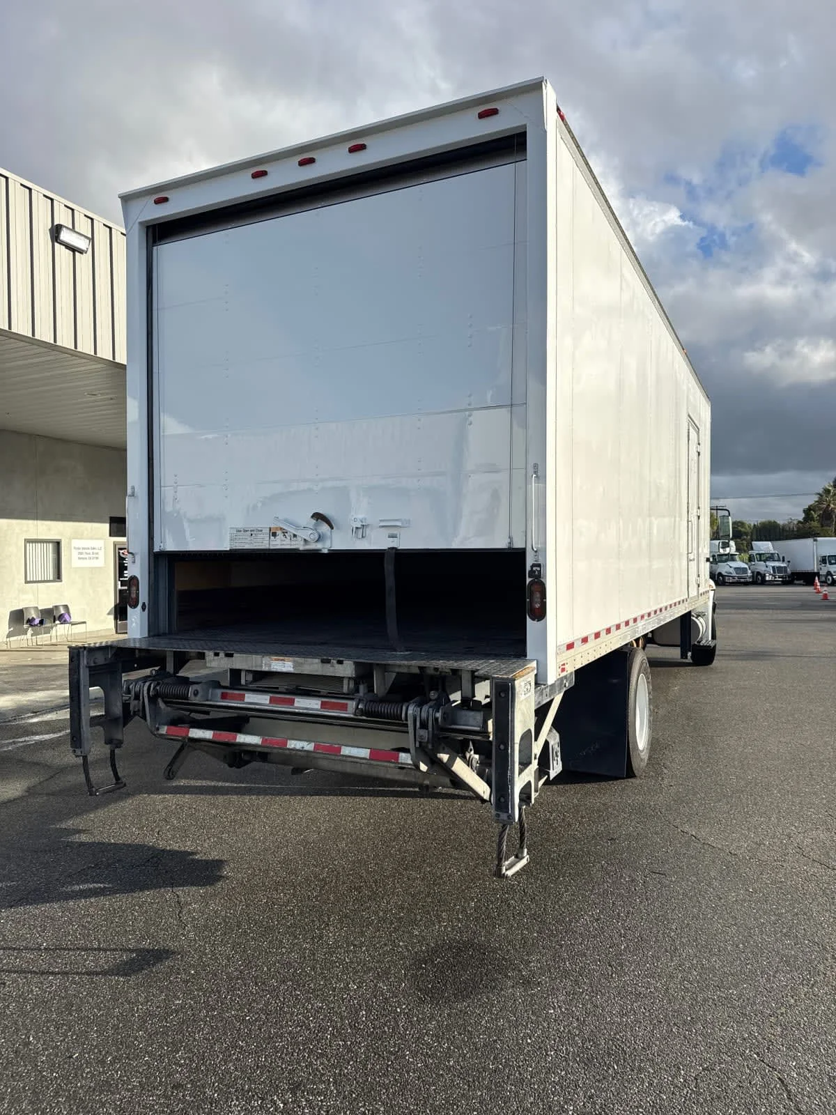 2018 International 4300 - image 4