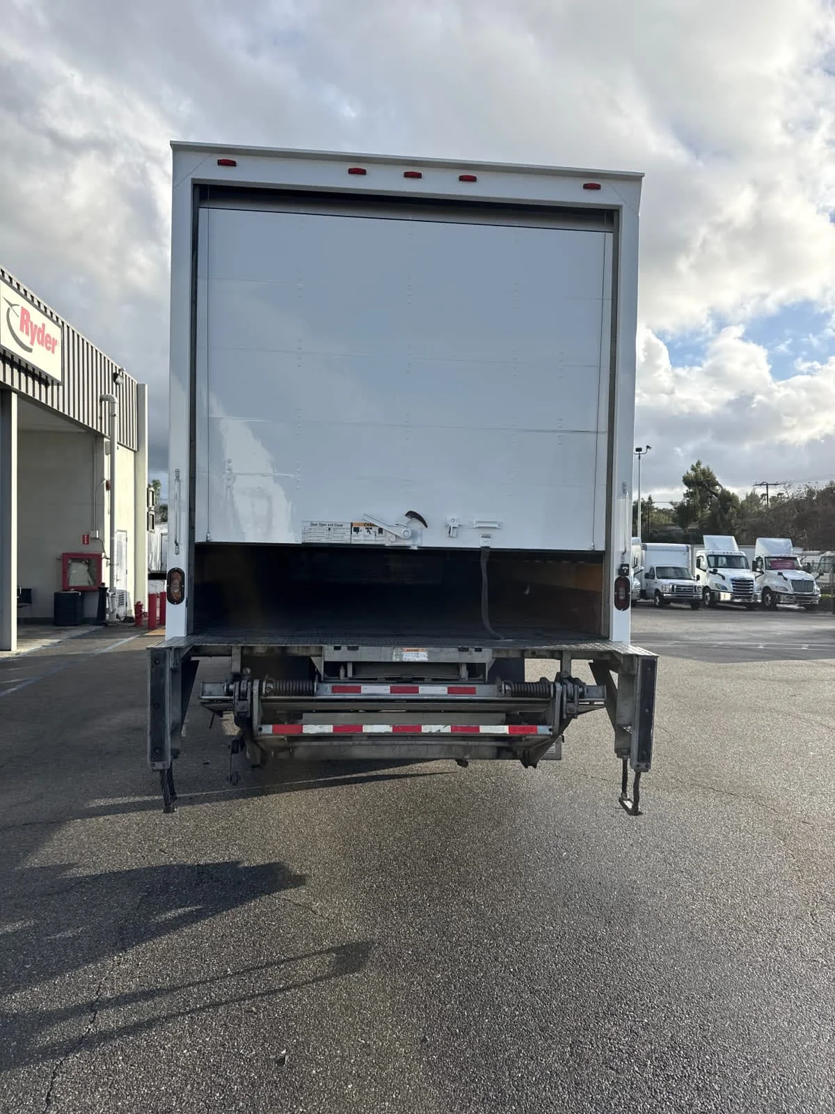 2018 International 4300 - image 5