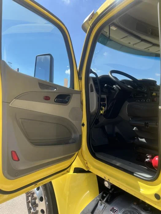 2021 Peterbilt 579 in Kansas City, MO — photo 10
