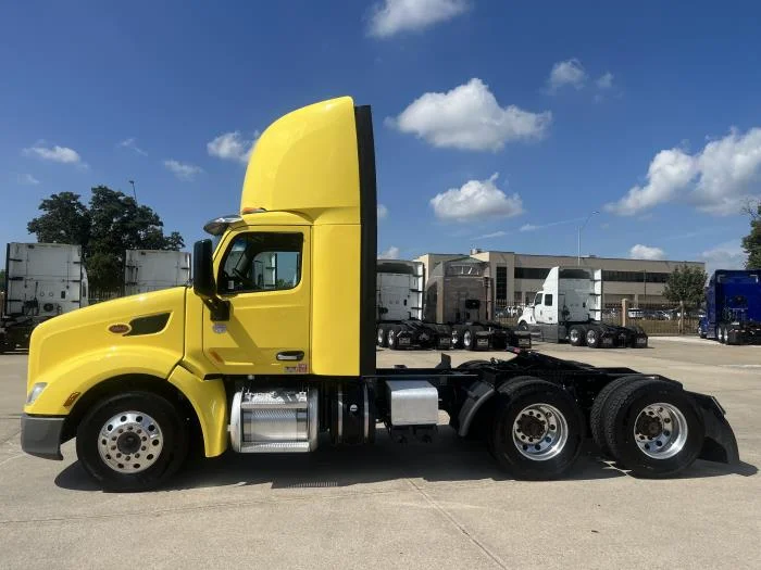 2021 Peterbilt 579 in Kansas City, MO — photo 3