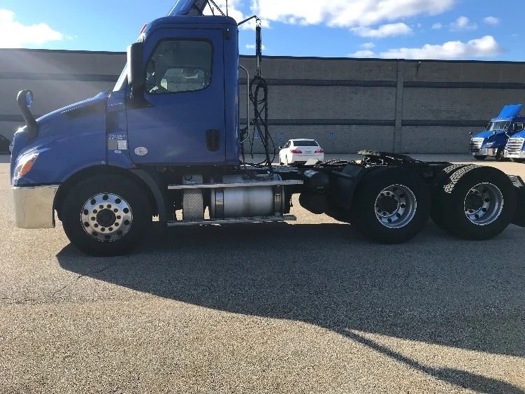 2019 Freightliner Cascadia - image 4