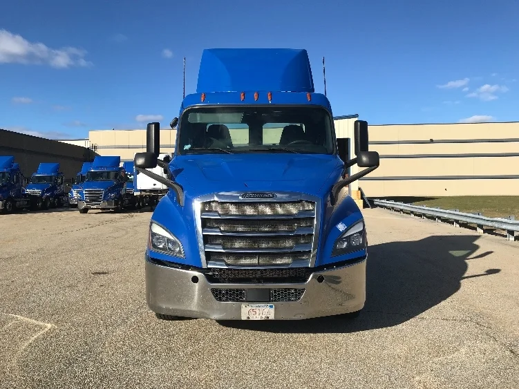 2019 Freightliner Cascadia - image 2