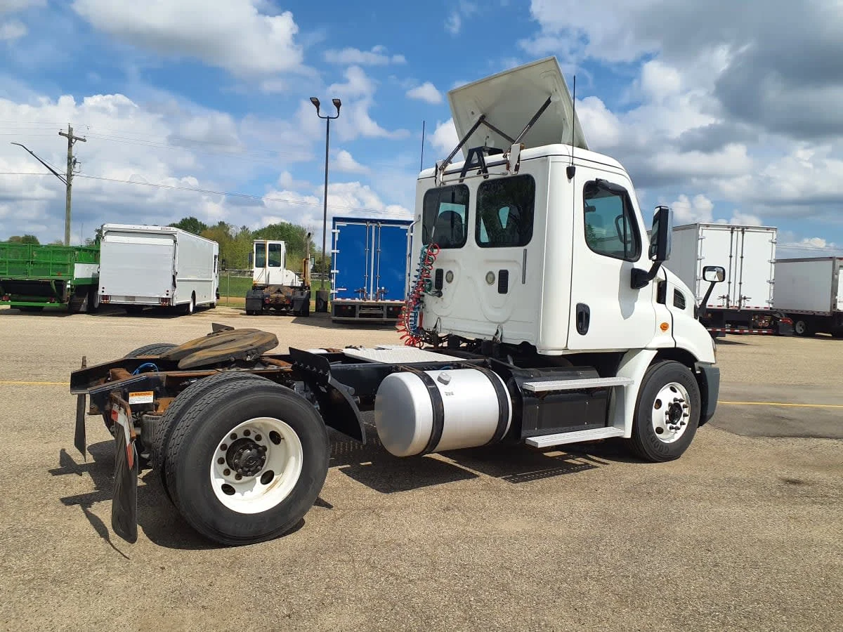 2016 Freightliner Cascadia - image 4