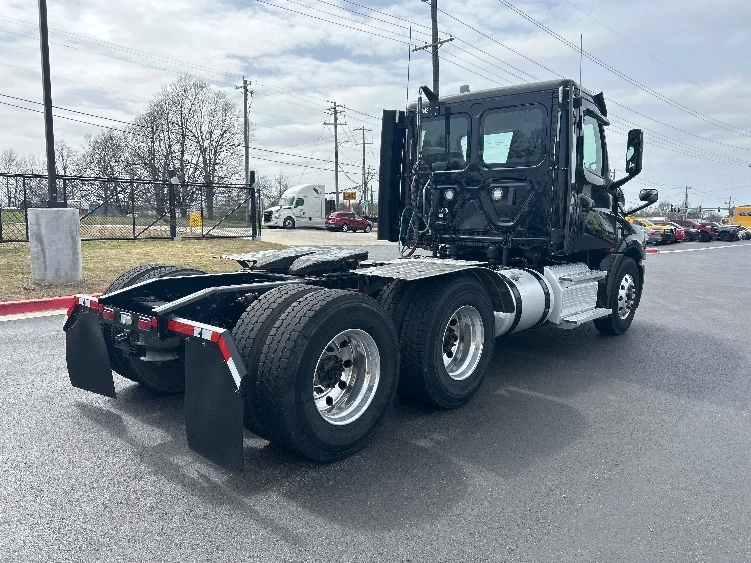 2020 Freightliner Cascadia in Lowell, AR — photo 7