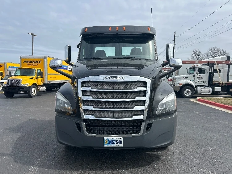 2020 Freightliner Cascadia in Lowell, AR — photo 2