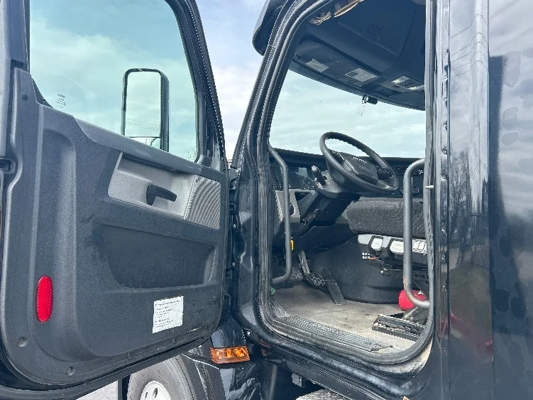 2020 Freightliner Cascadia in Lowell, AR — photo 9