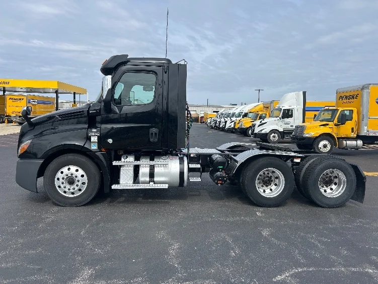 2020 Freightliner Cascadia in Lowell, AR — photo 4