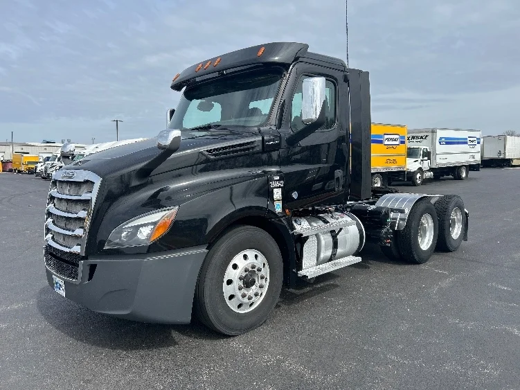 2020 Freightliner Cascadia in Lowell, AR — photo 3
