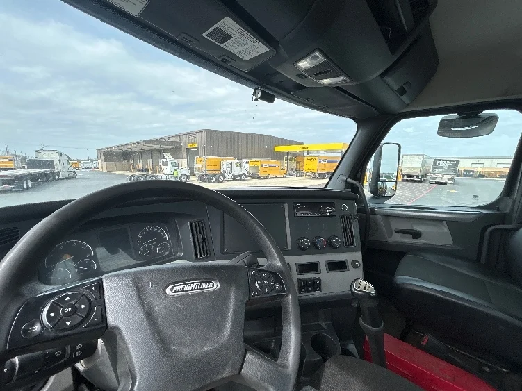 2020 Freightliner Cascadia in Lowell, AR — photo 10