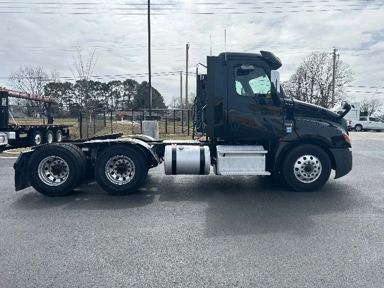 2020 Freightliner Cascadia in Lowell, AR — photo 8