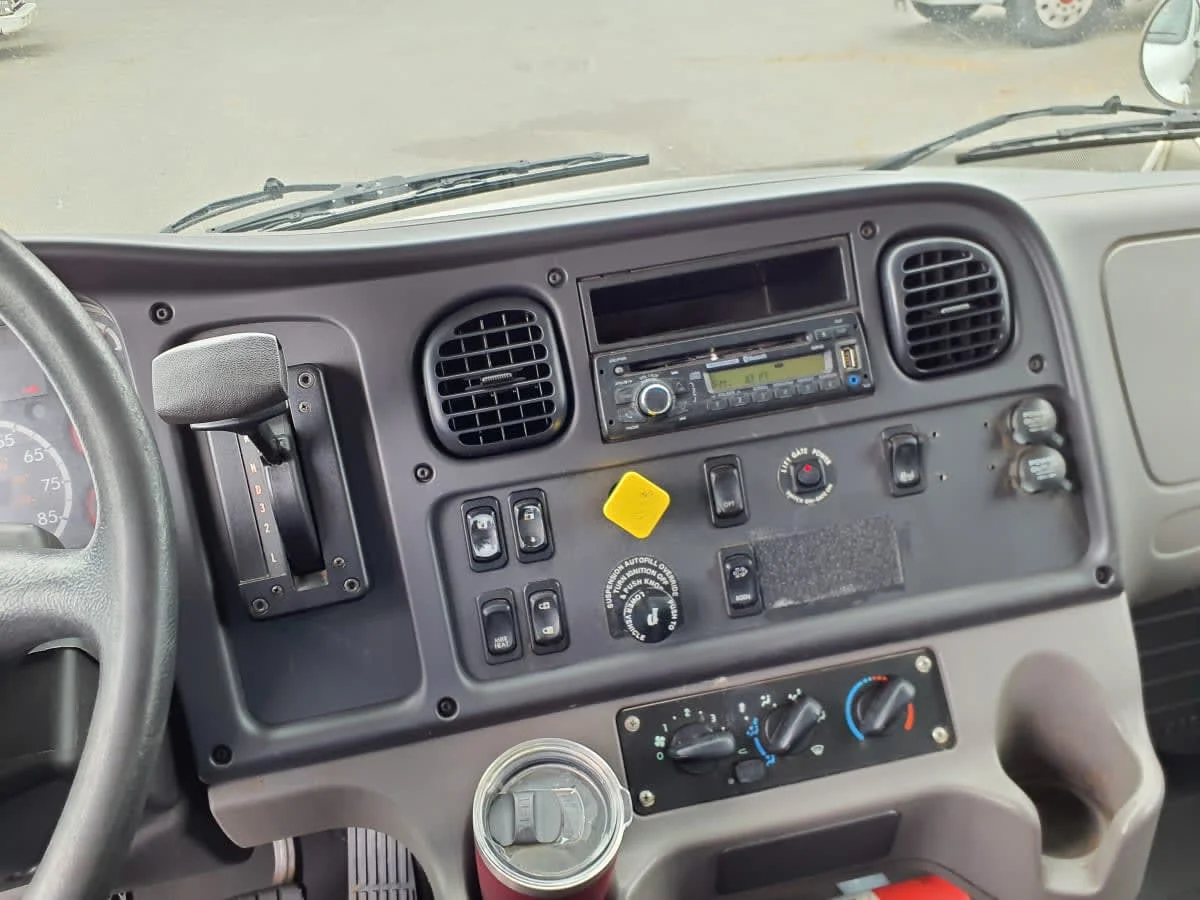 2017 Freightliner M2 106 - image 7