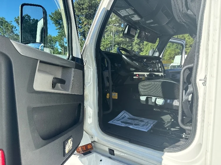 2021 Freightliner Cascadia - image 9