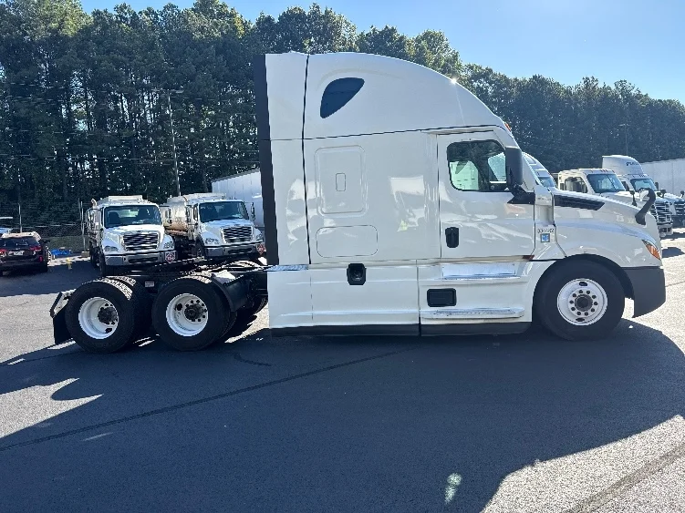 2021 Freightliner Cascadia - image 8