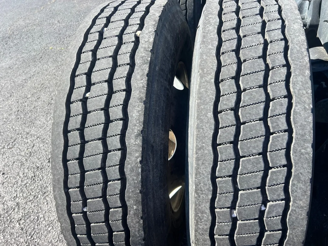 2022 International LT - image 7