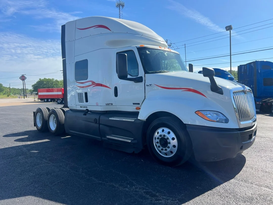 2022 International LT - image 2