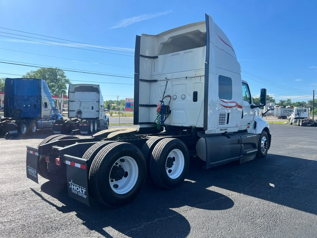 2022 International LT - image 3