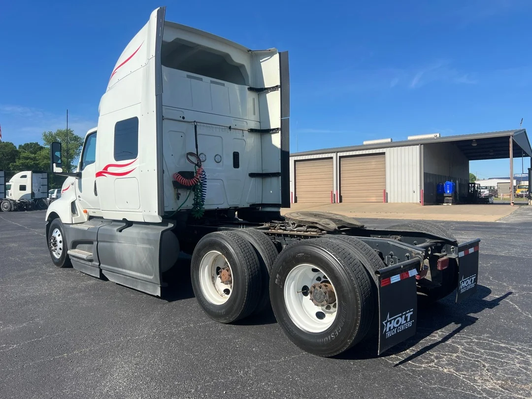 2022 International LT - image 4