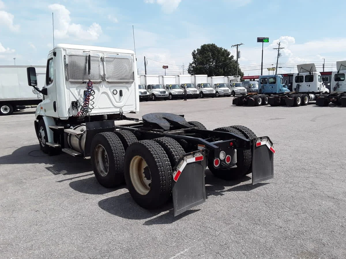2020 Freightliner Cascadia in La Vergne, TN — photo 6