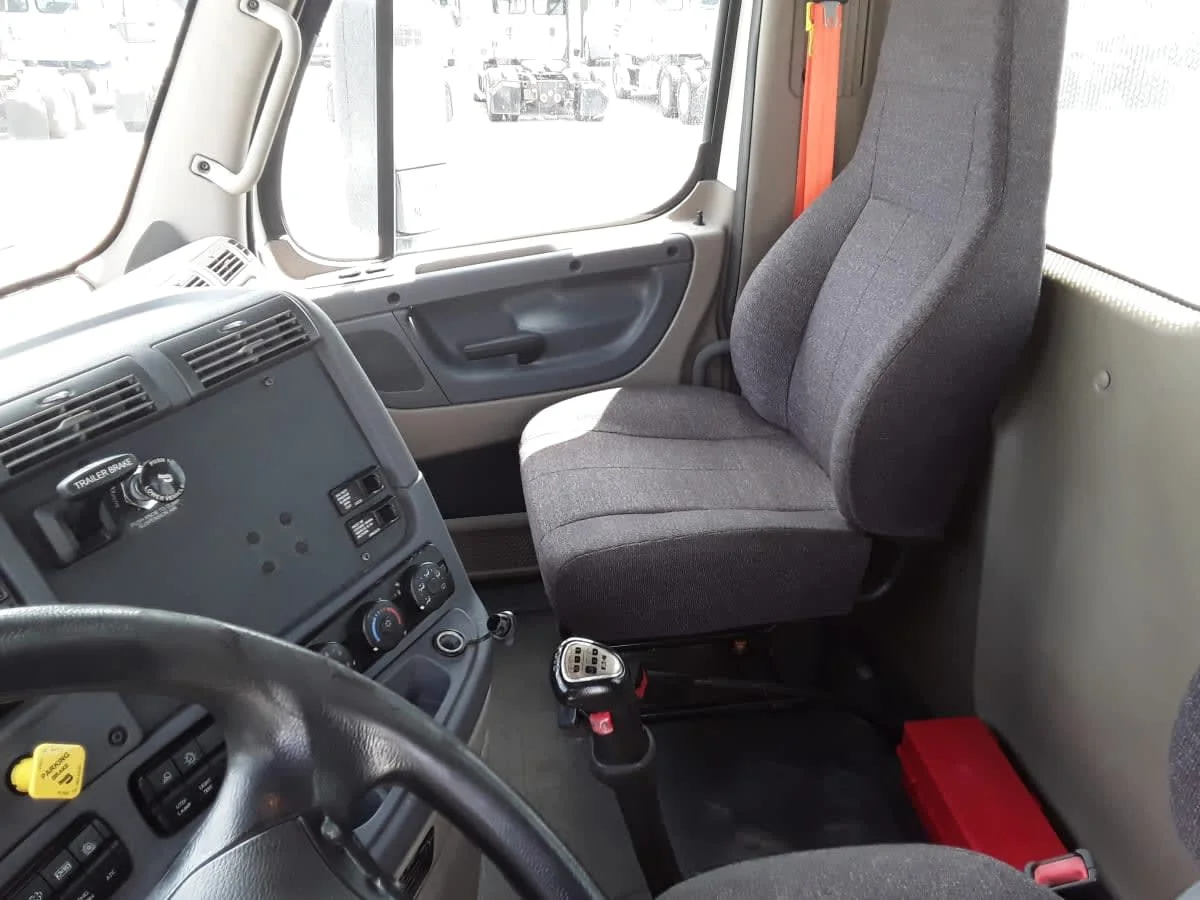 2020 Freightliner Cascadia in La Vergne, TN — photo 7