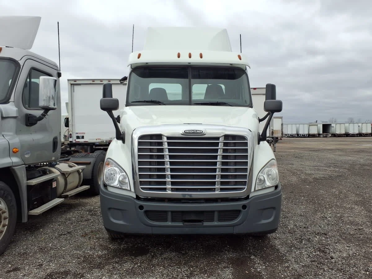 2019 Freightliner Cascadia in Taylor, MI — photo 2