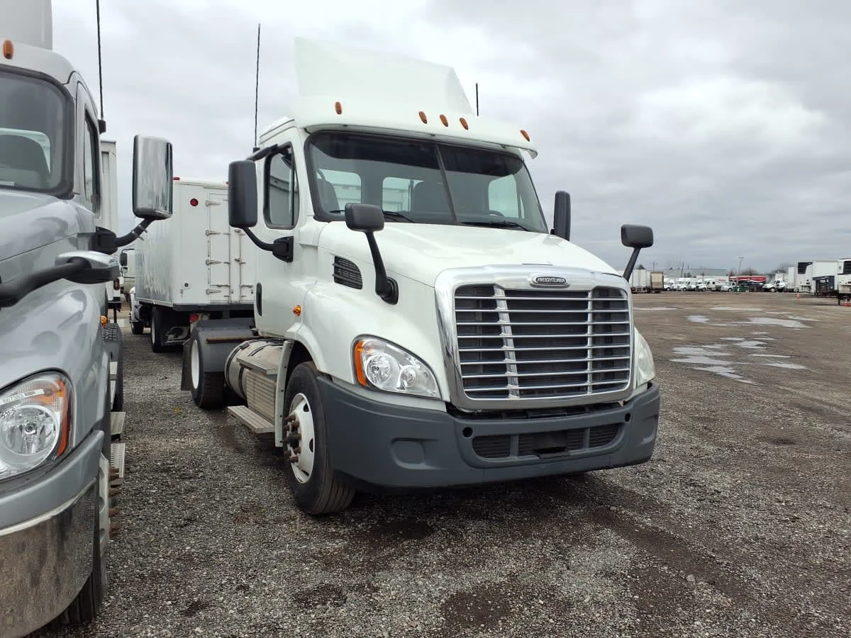 2019 Freightliner Cascadia in Taylor, MI — photo 3
