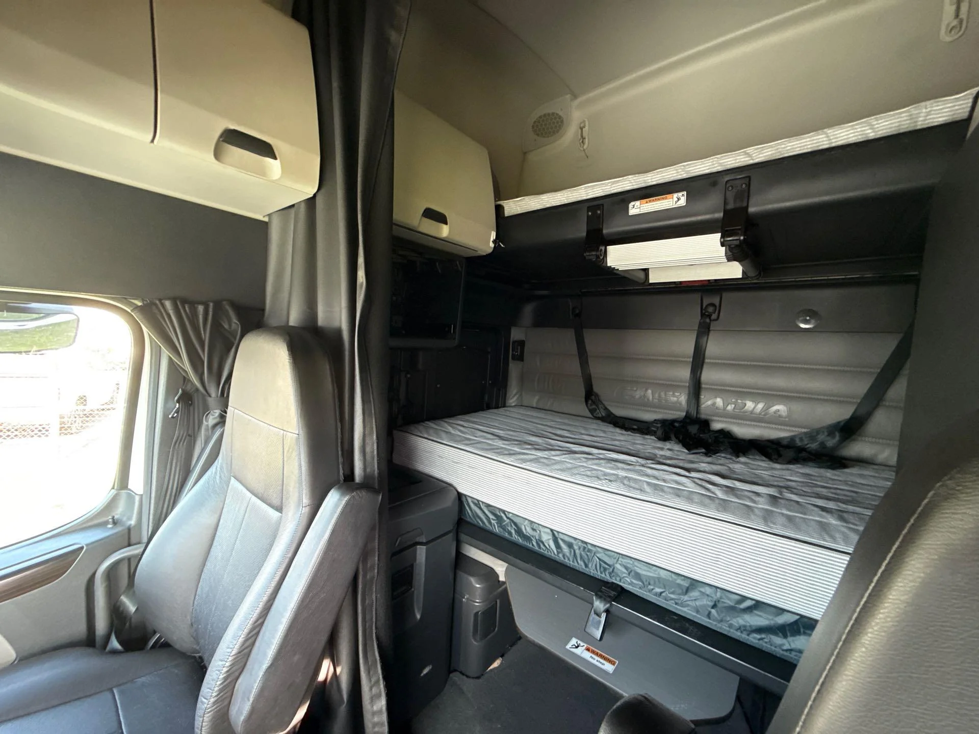 2022 Freightliner Cascadia in Commerce City, CO — photo 12
