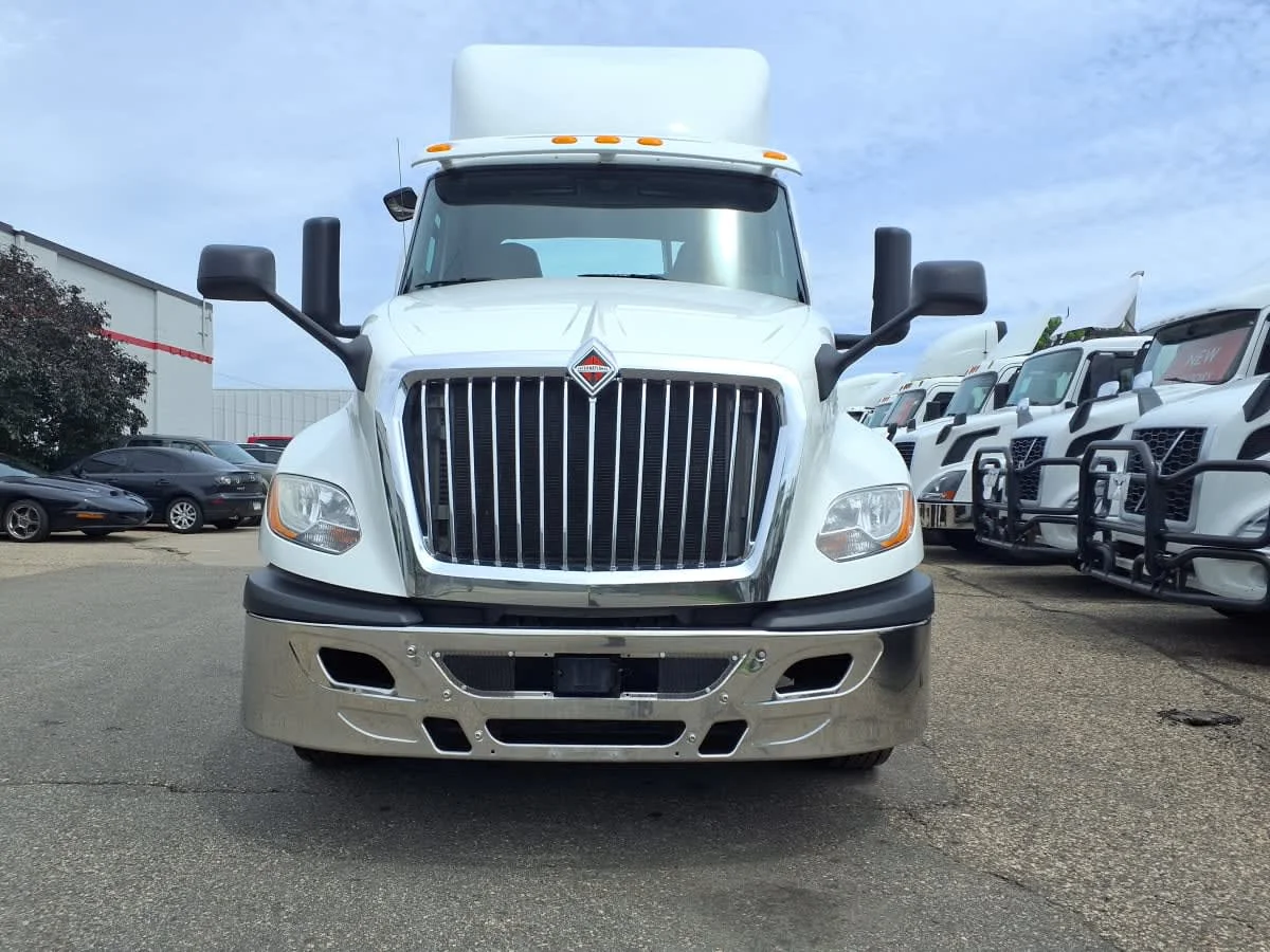 2019 International LT in Minneapolis, MN — photo 2