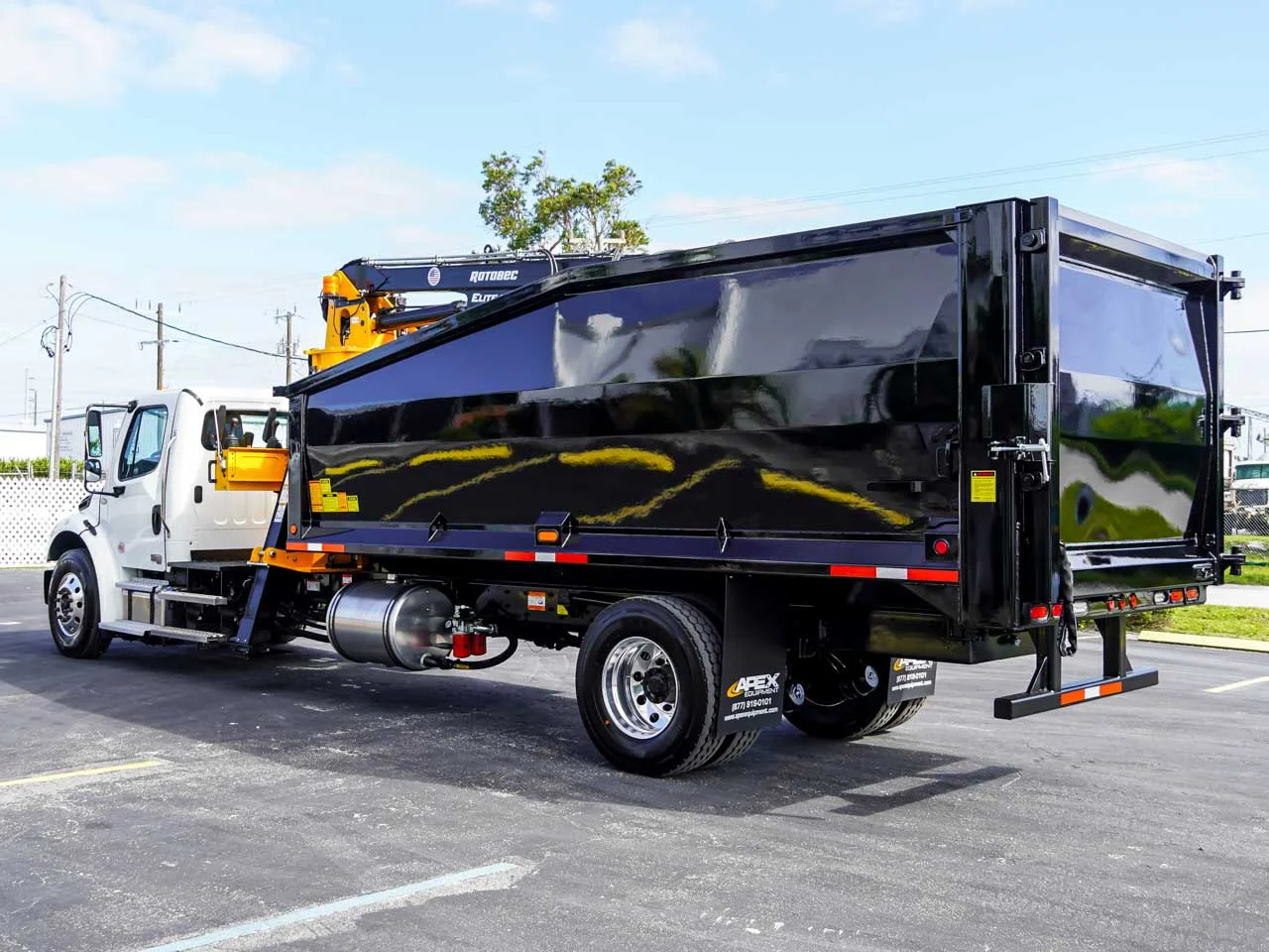 2025 Freightliner M2 106 — photo 4