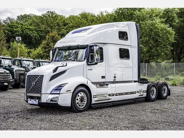 2025 Volvo VNL 860 in Linthicum Heights, MD — photo 3