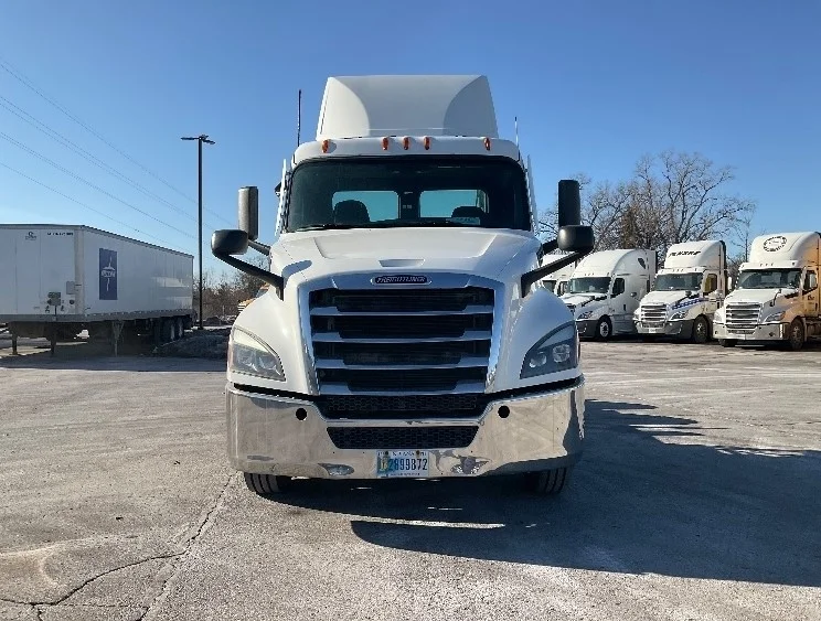 2020 Freightliner Cascadia - image 2