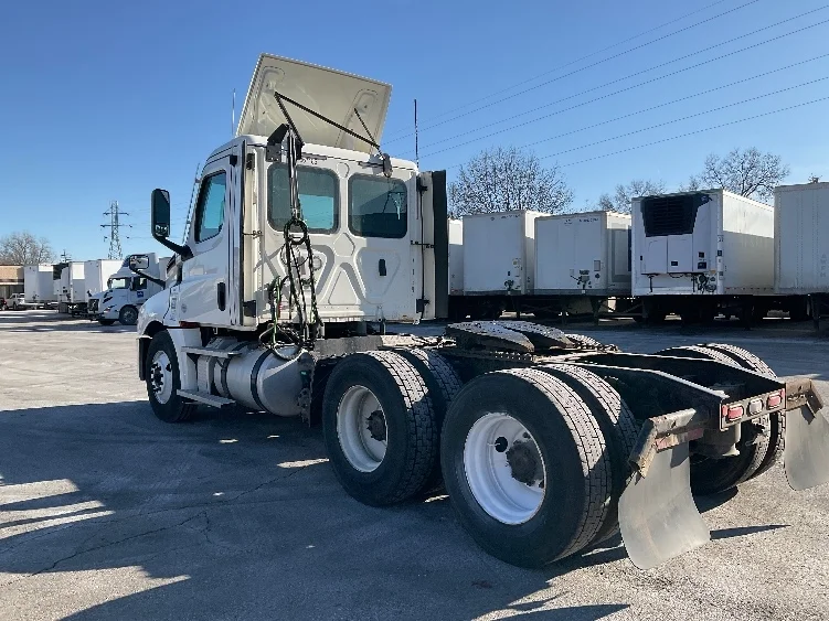 2020 Freightliner Cascadia - image 4