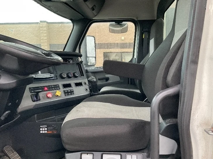 2020 Freightliner Cascadia - image 8
