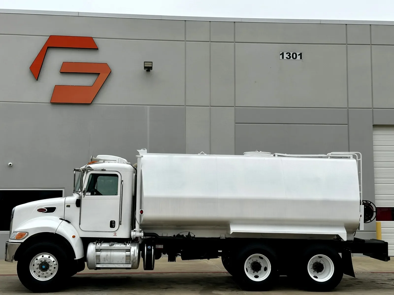 2015 Peterbilt 348 in Hutchins, TX — photo 4