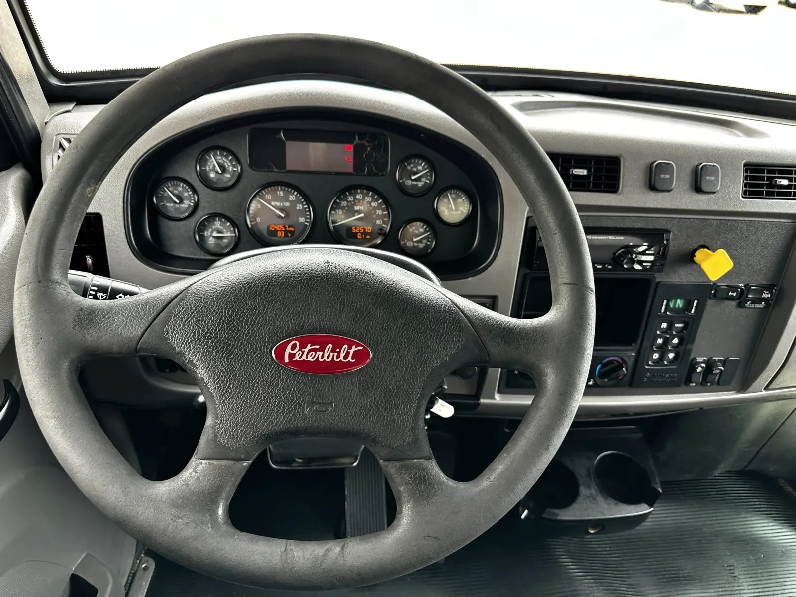 2015 Peterbilt 348 in Hutchins, TX — photo 16