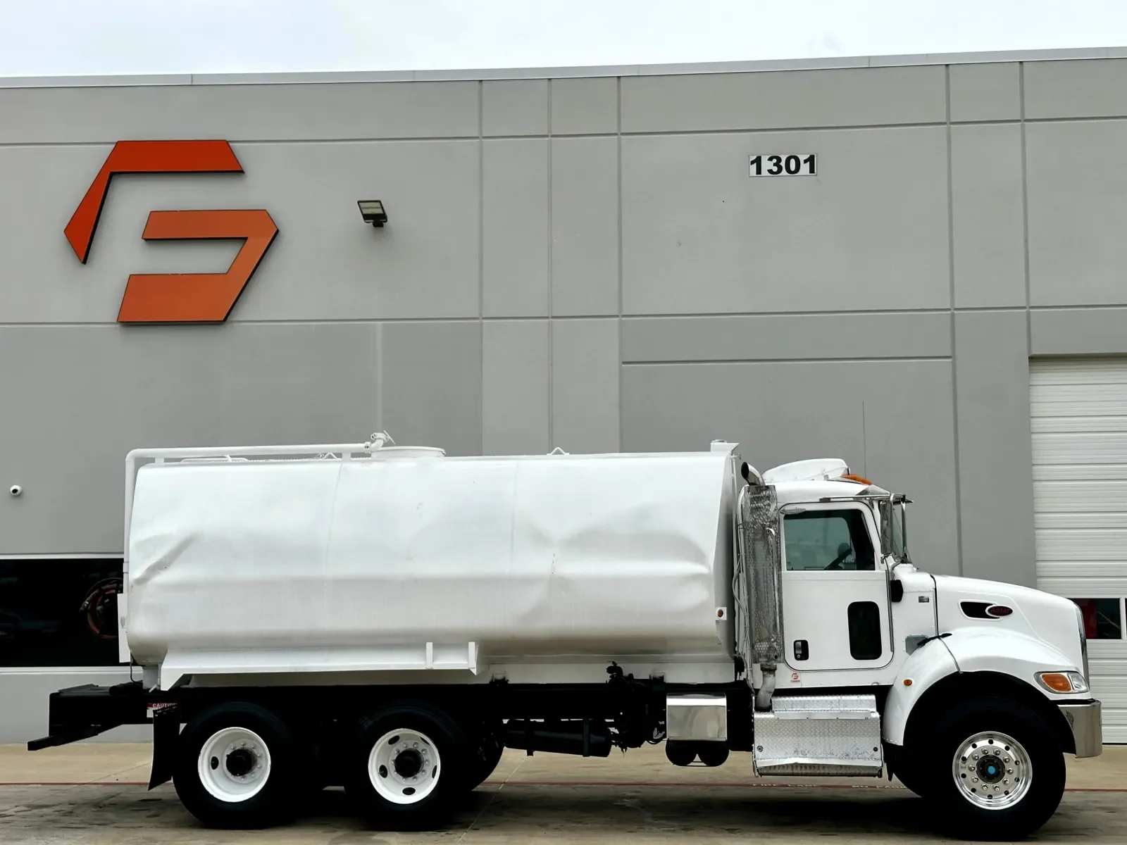 2015 Peterbilt 348 in Hutchins, TX — photo 3