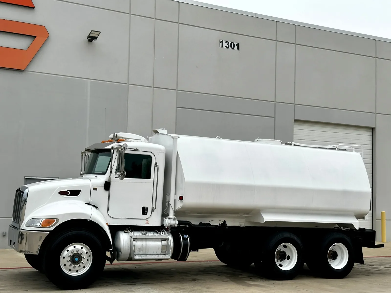 2015 Peterbilt 348 in Hutchins, TX — photo 2