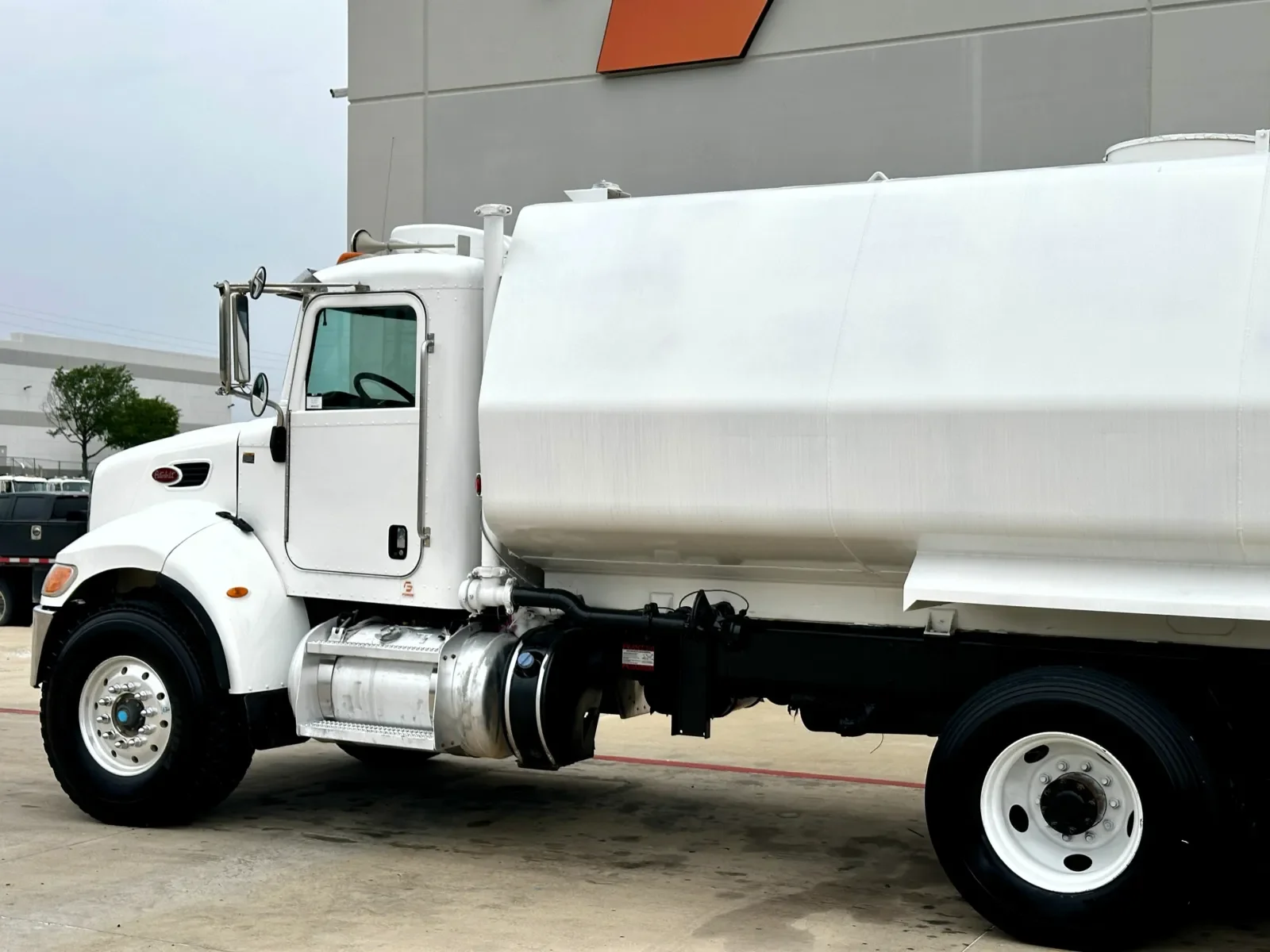 2015 Peterbilt 348 in Hutchins, TX — photo 8