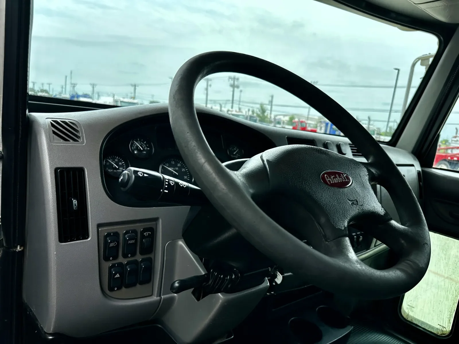 2015 Peterbilt 348 in Hutchins, TX — photo 15