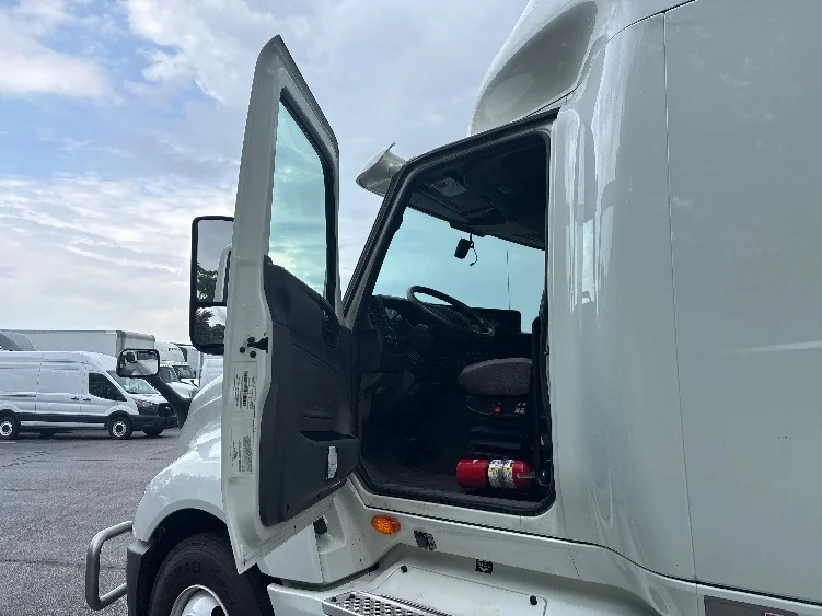 2020 International LT - image 9